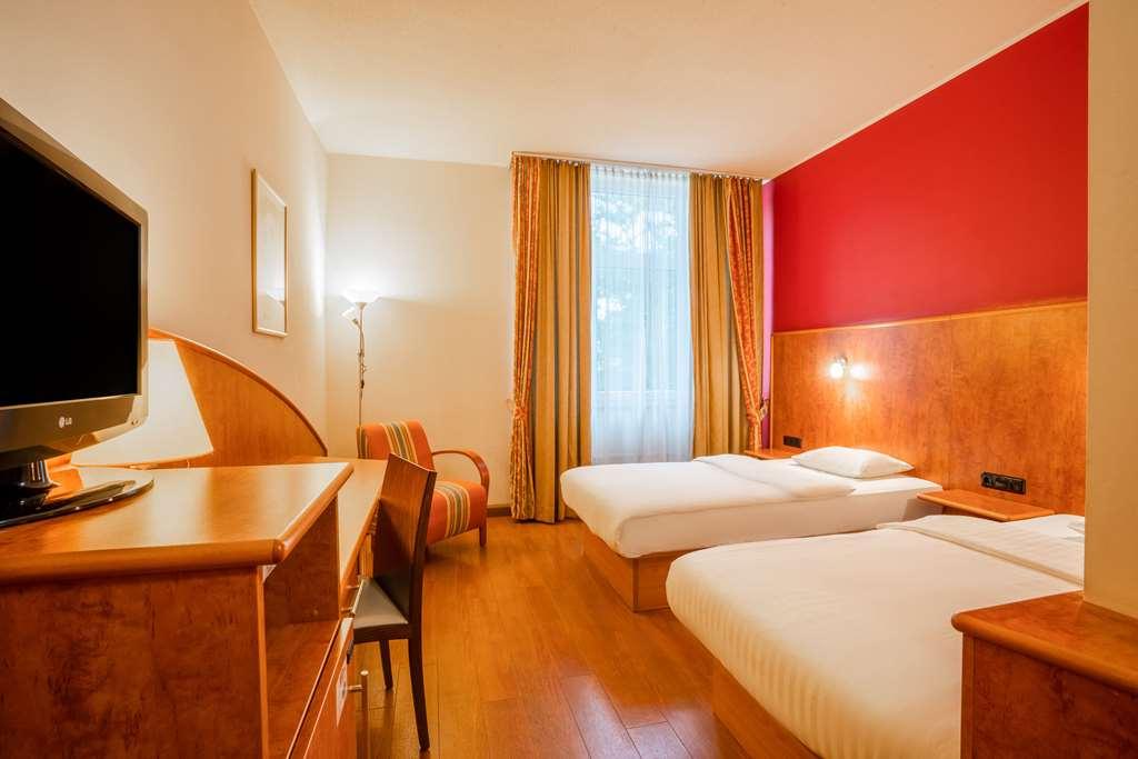 1, 2, Sleep Boardinghouse Unterschleissheim Zentrum Room photo