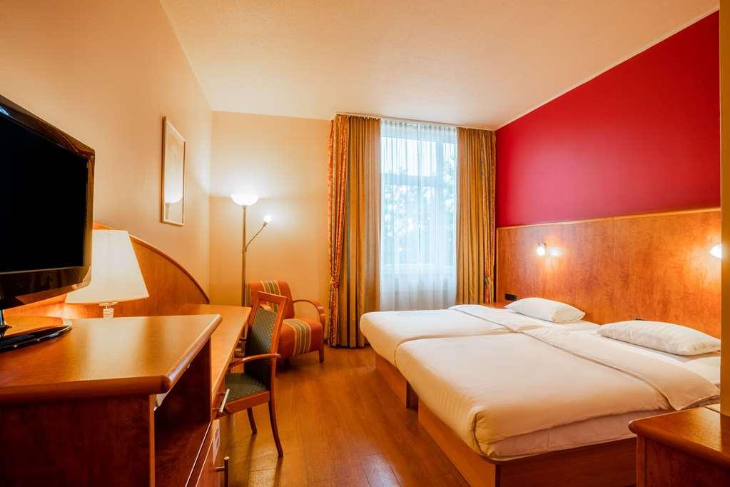 1, 2, Sleep Boardinghouse Unterschleissheim Zentrum Room photo